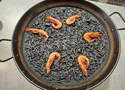 Fideua negra con gamba roja
